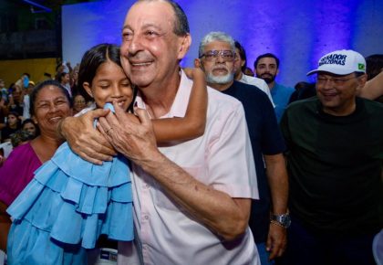 Omar conversa sobre segurança, casas e oportunidades para jovens e mães no bairro Jorge Teixeira, em Manaus